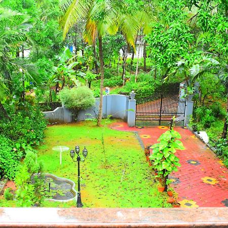 Benny Nivas Appartement Kannur Buitenkant foto
